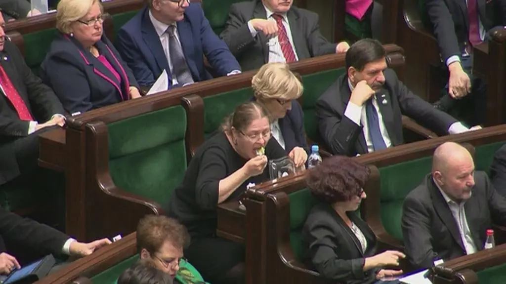 Krystyna Pawłowicz je na sali obrad