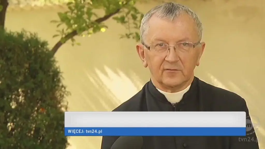 Ksiądz o zachowaniu ludzi pod pomnikiem