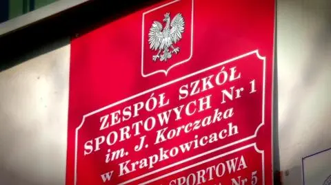 Ksiądz powiesił, nauczycielka zdjęła. Spór o krzyż w szkole