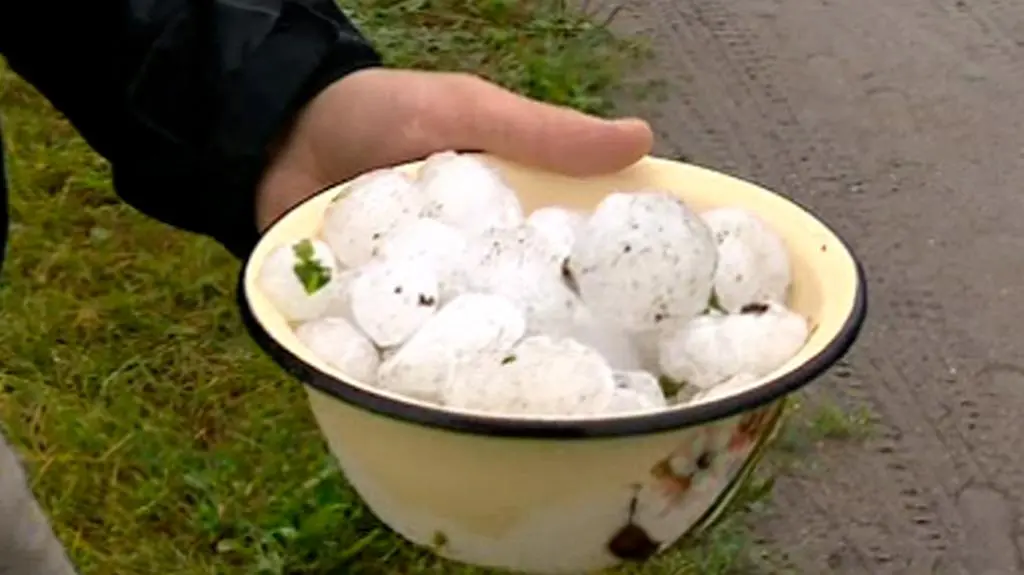 Kule lodu niszczyły dachy