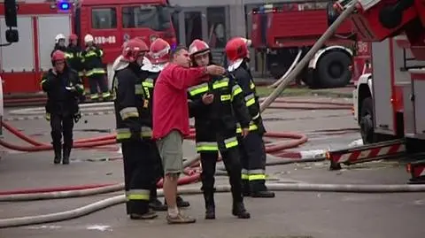 Kupcy wynosili towar z sąsiednich hal