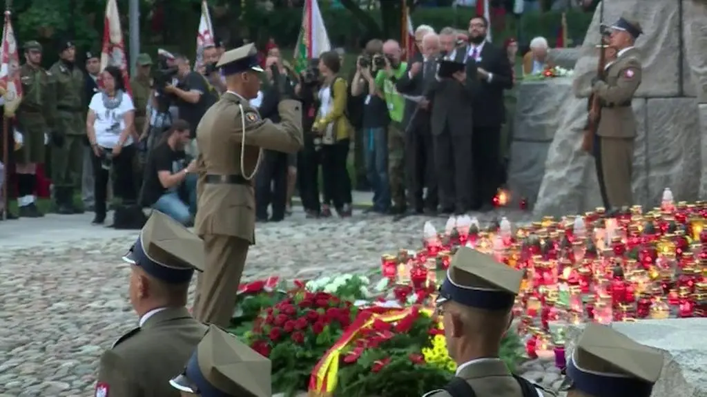 Kwiaty na Cmentarzu Wolskim ku czci Powstańców