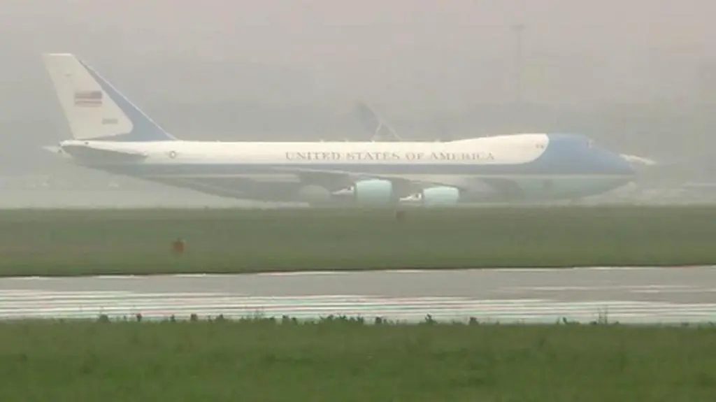 Lądowanie Air Force One na lotnisku w Warszawie