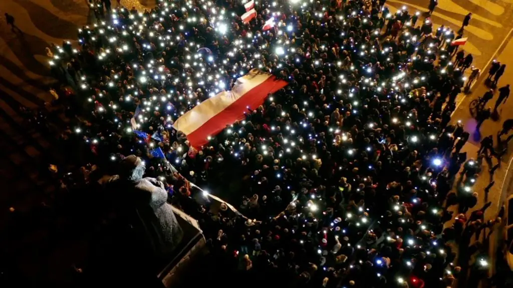 "Łańcuch światła" w Poznaniu na znak poparcia dla sędziów 