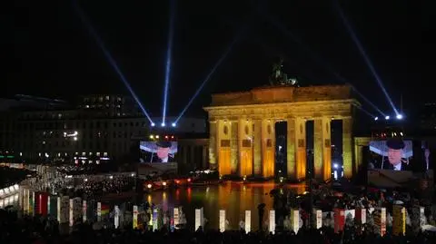 Lech Wałęsa tuż przed zburzeniem domina (TVN24, EPA)