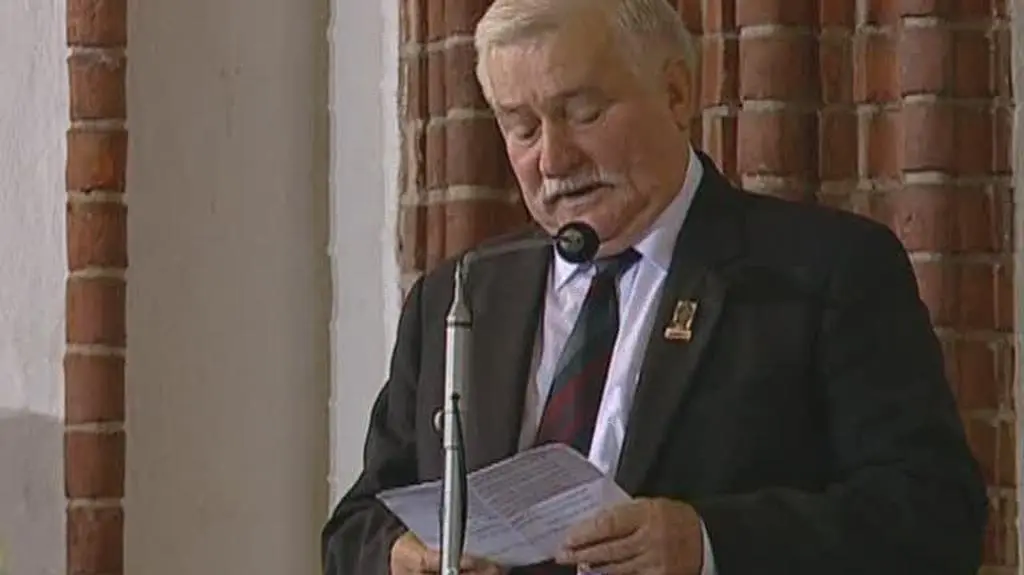 Lech Wałęsa żegna prof. Geremka