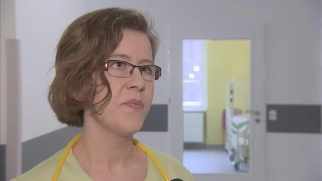 Lekarka o chorej na odrę dziewczynce