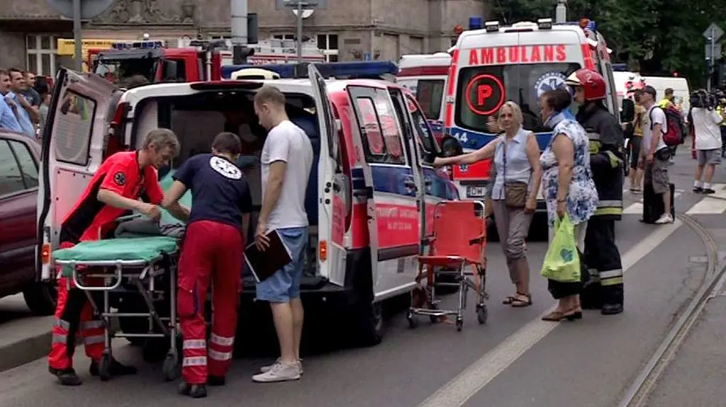 Lekarze oceniają stan rannych po zderzeniu tramwajów 