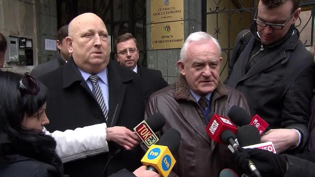 Leszek Miller i Józef Oleksy po spotkaniu z Aleksandrem Kwaśniewskim 