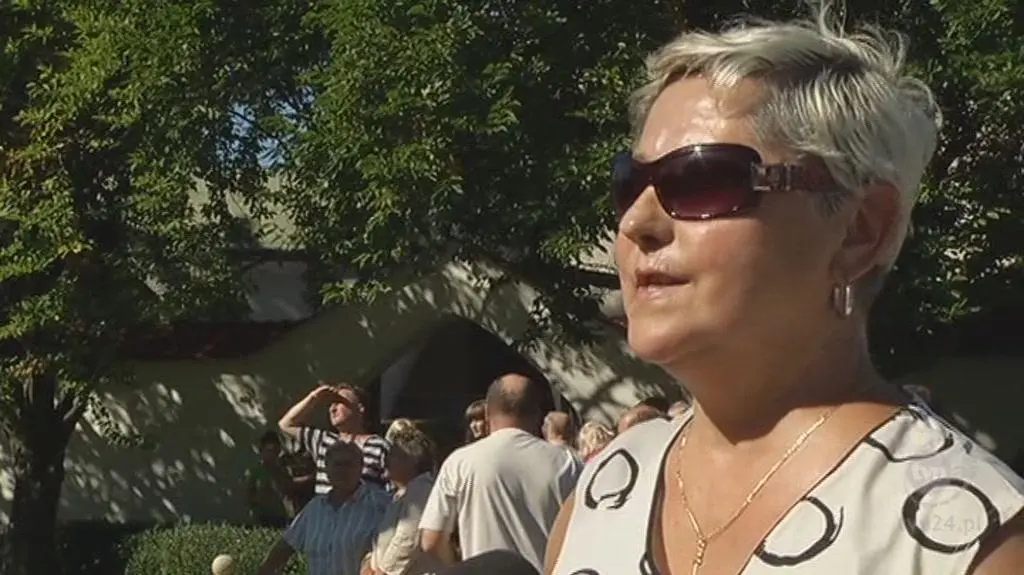 Ludzie o "krwi" na pomniku