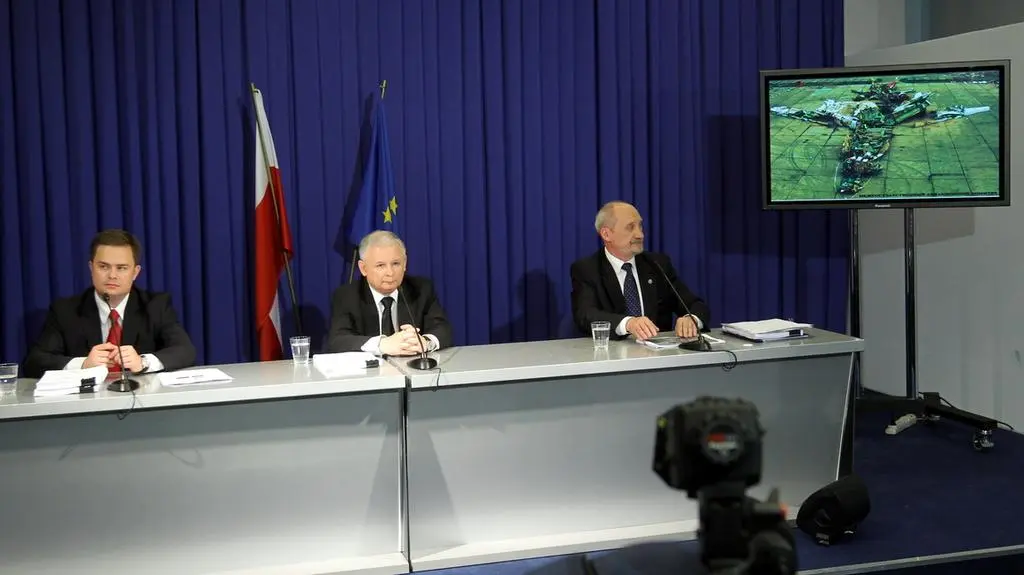Macierewicz: katastrofa na 15 metrach
