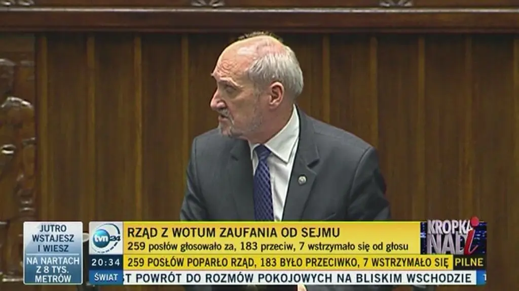 Macierewicz po wotum zaufania: to aprobata kłamstwa smoleńskiego 