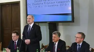 Macierewicz prezentuje nowy raport. "Eksplozje", "męczeńska śmierć"