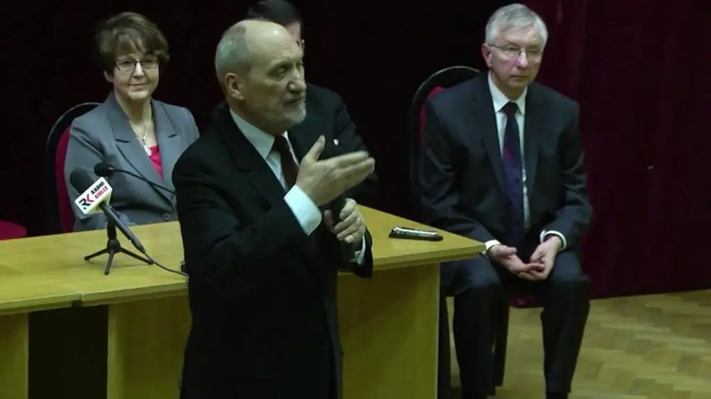 Macierewicz: trzy osoby przeżyły katastrofę