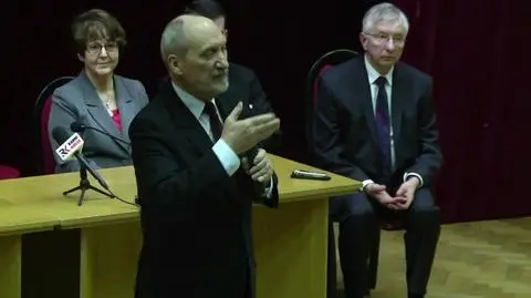 Macierewicz: trzy osoby przeżyły katastrofę