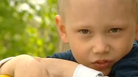 Mały Kacper czeka na rodziców