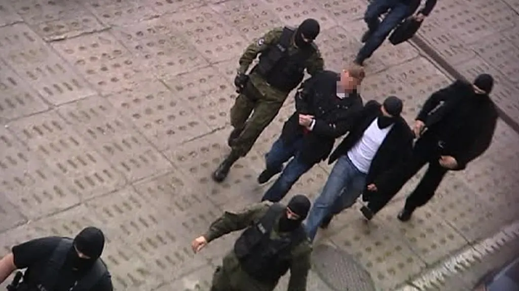 Marcina P. konwojują policjanci