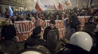 Marsz narodowców we Wrocławiu został rozwiązany. Doszło do strać z policją