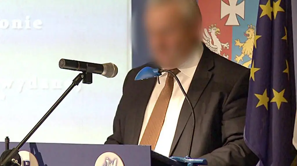 Marszałek miał w ciągu dwóch lat przyjąć łapówki o wartości od 1,5 tys. zł do 30 tys. zł.