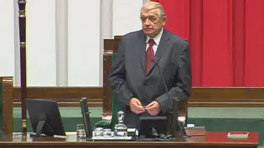 Marszałek senior Zbigniew Religa zwraca się do posłów