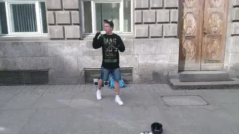 Mateusz w weekendy spędza na toruńskim rynku nawet po 6 godzin machając jojem