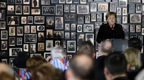 Merkel: odczuwam głęboki wstyd, biorąc pod uwagę barbarzyńskie zbrodnie, które zostały tu popełnione przez Niemców