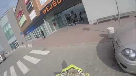 Mężczyzna przejechał motocyklem przez galerię