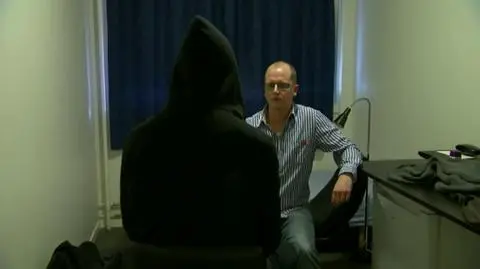 Mężczyzna z amnezją pokazuje ślady po więzach 