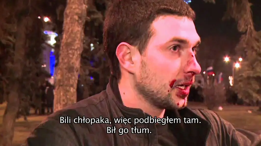 Mężczyźni z czerwonymi opaskami. "Nie wiem, ile im płacą za to wszystko"