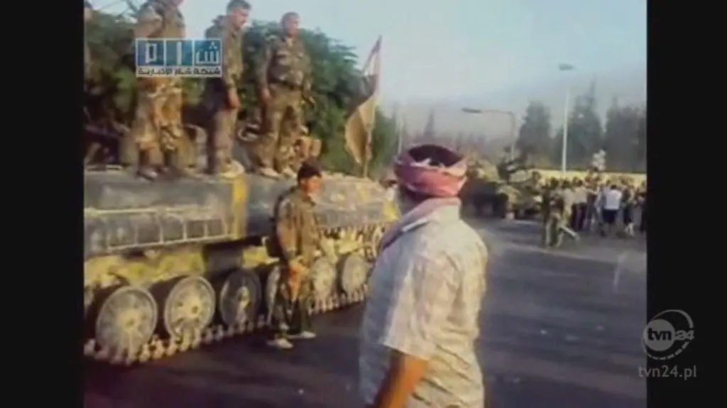 Mieszkańcy miasta kryją się przed ostrzałem