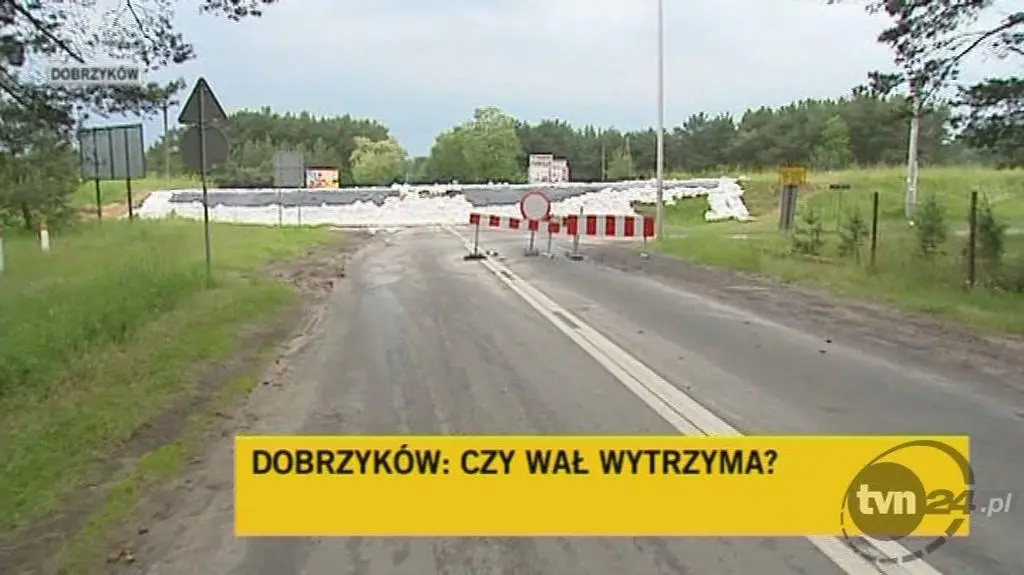 Mieszkańcy zbudowali prowizoryczny wał przed Płockiem