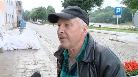Mieszkańcy Zgorzelca o walce z wodą (TVN24)