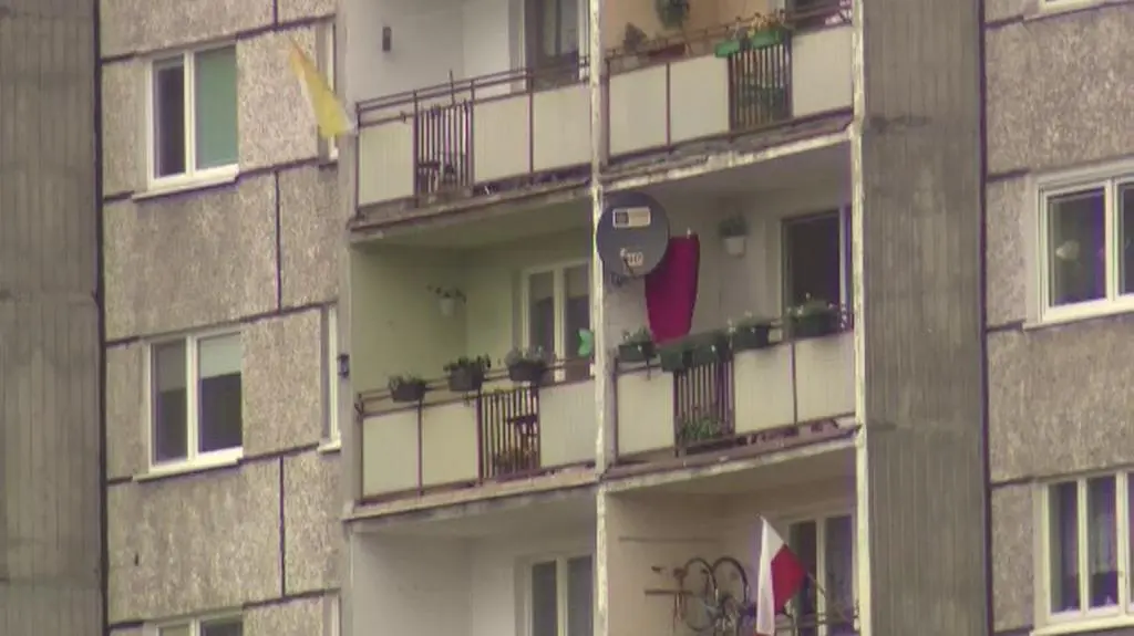 Mieszkaniec osiedla o odpaleniu rac na dachu wieżowca