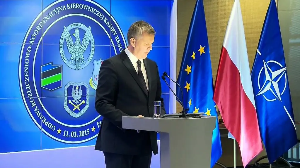 Mikrofon czy lampka? Minister postanowił sam się doświetlić
