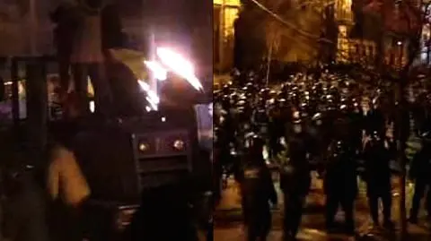 Milicja spycha demonstrantów. Lecą kamienie