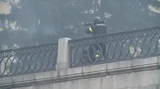 Milicja strzela do tłumu z kałasznikowów