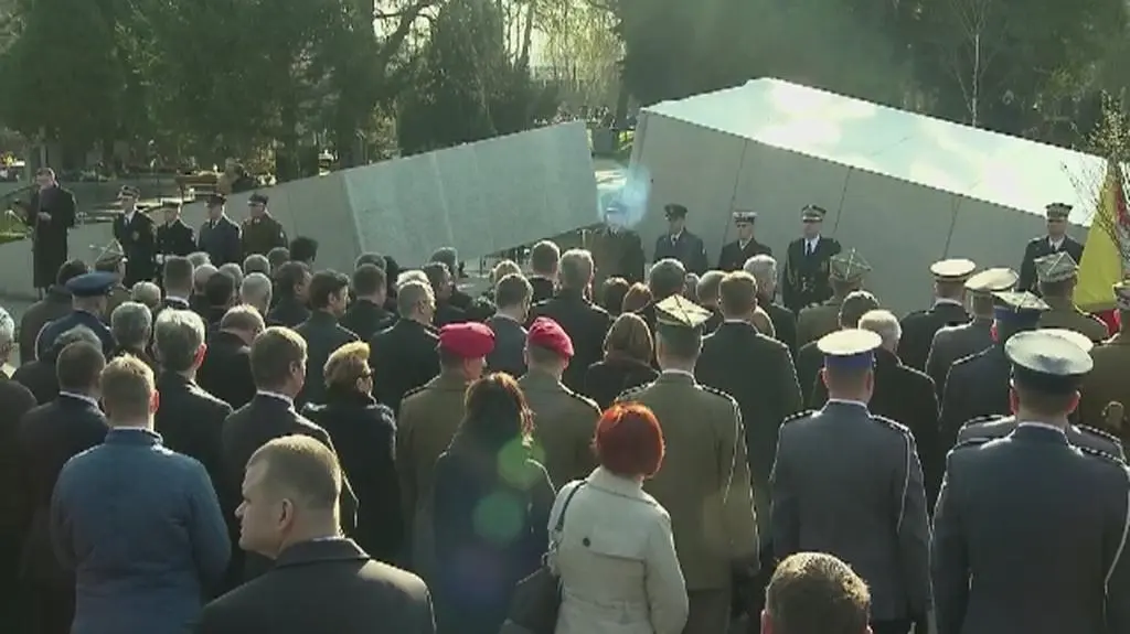 Minuta ciszy i hymn. Państwowe uroczystości rocznicowe na Powązkach