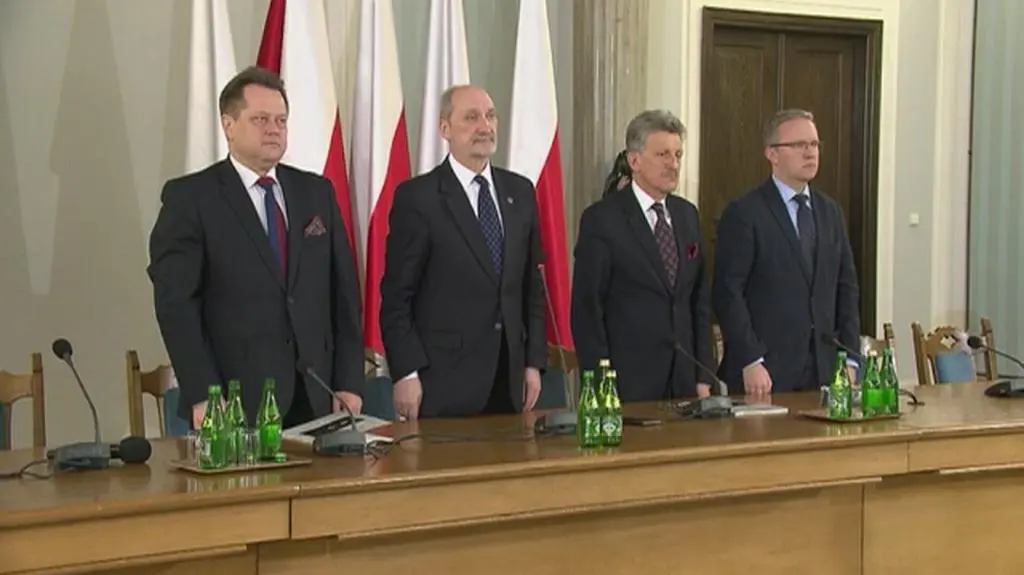 Minuta ciszy przed posiedzeniem zespołu Macierewicza