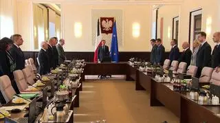 Minutą ciszy uczcili pamięć Tadeusza Mazowieckiego. "Żegnamy wielkiego Polaka, naszego premiera"