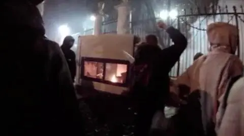 Moment podpalenia budki strażnika przed ambasadą Rosji