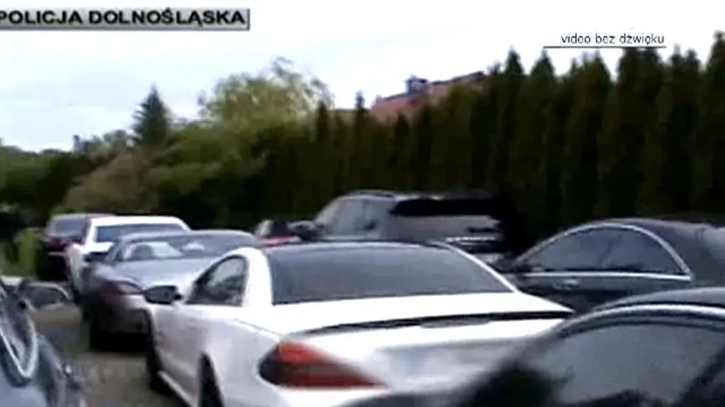 Mundurowi odkryli samochodową dziuplę