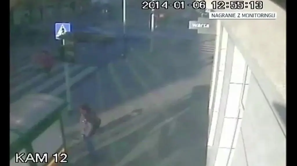 Na nagraniu widać jak tramwaj wjeżdża w samochód osobowy