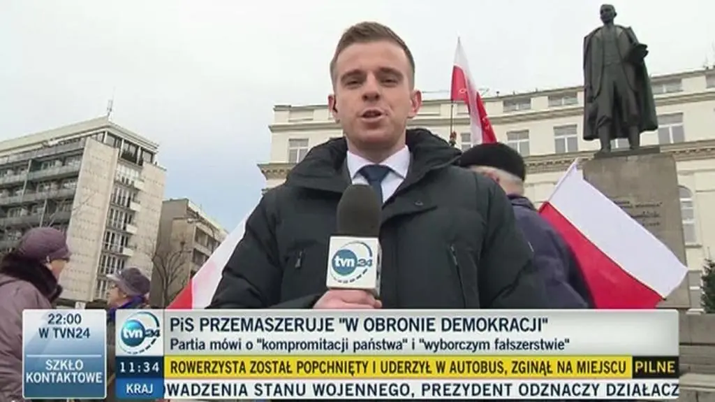 Na Placu Trzech Krzyży coraz więcej osób