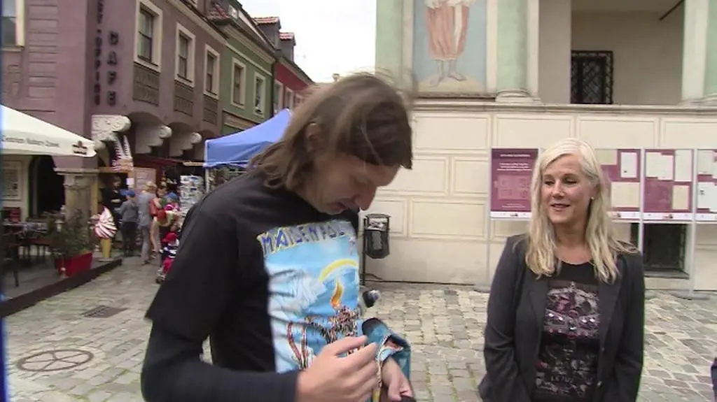 Na specjalnej koszulce z okazji przyjazdu Iron Maiden nie zabrakło miejsca dla nowożeńców sprzed 30 lat