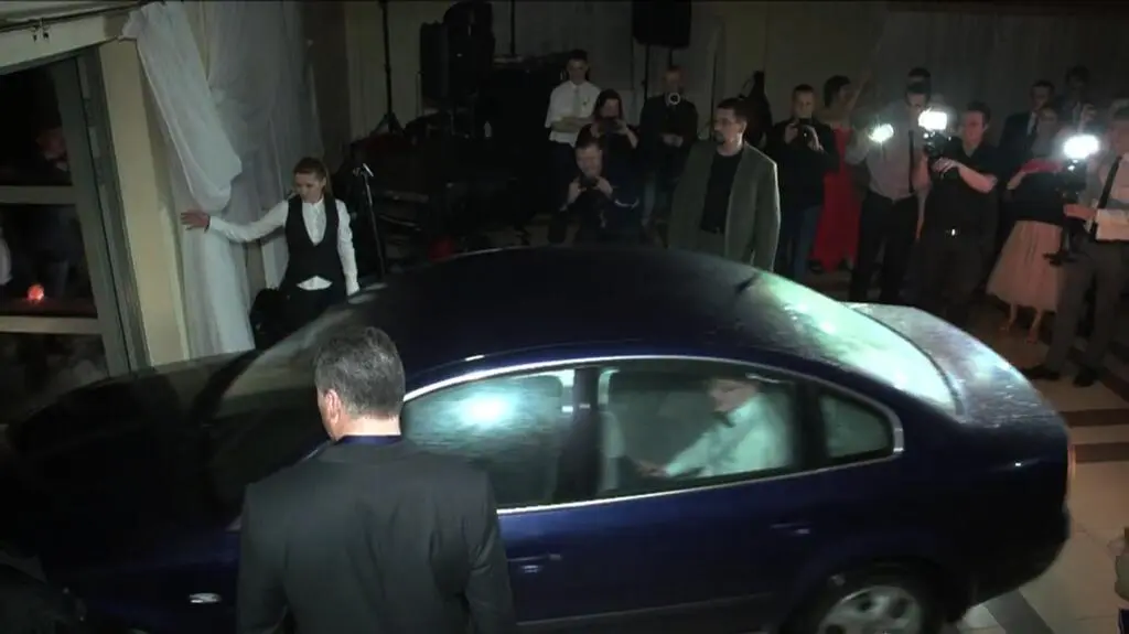 Na studniówce zabrakło prądu. Pomogło auto z radiem