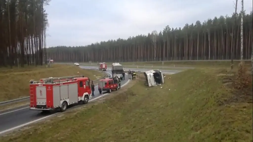Na trasie S8 przewrócił się autokar. Ranne 4 osoby