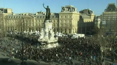 Na ulicach Paryża coraz więcej osób