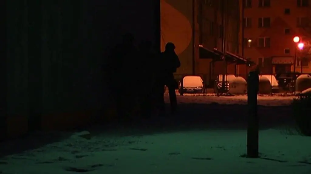Na zdjęciach widać policyjnego antyterrorystę, który przechodząc przez płot zawisł i nie mógł się ruszyć.