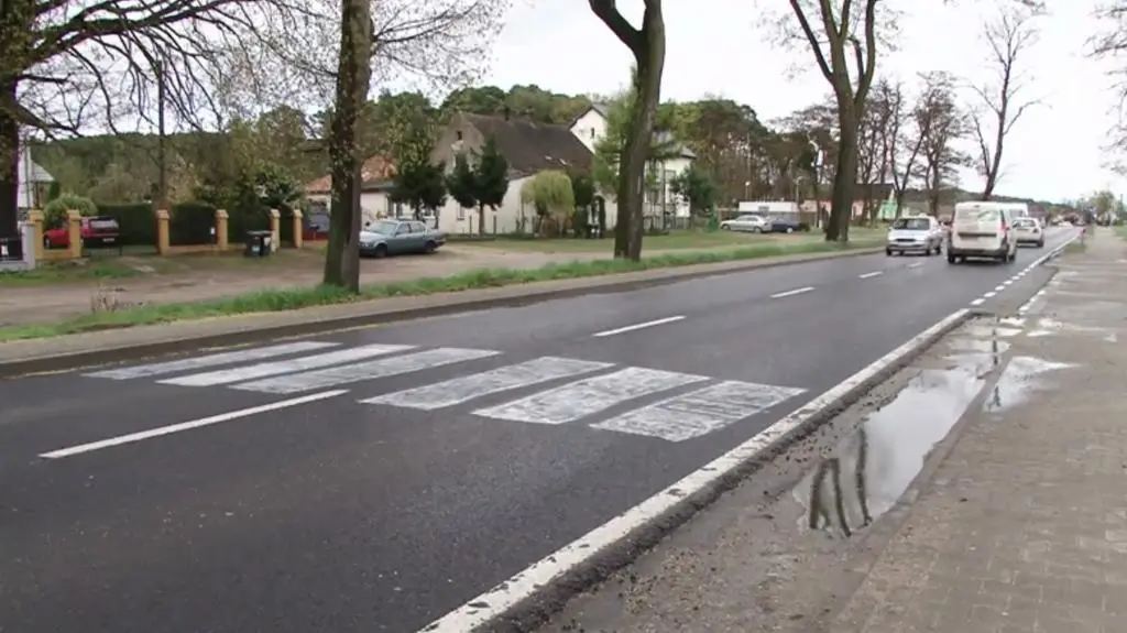 Namalowali sobie przejście dla pieszych. "Chodzimy tędy do sklepu"