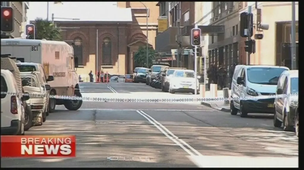 Napastnik jest uzbrojony w maczetę i pistolet, ma też coś, co przypomina ładunek wybuchowy - mówi Andrzej Lubieniecki z Polskiego Radia Sydney